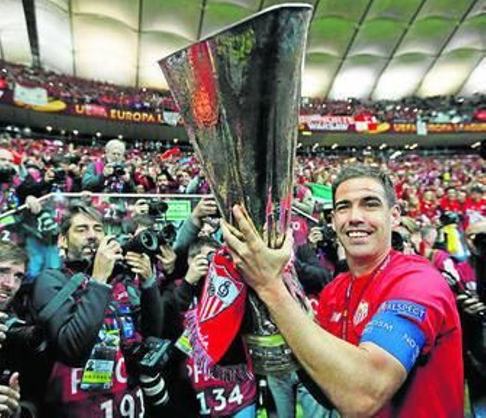 Fernando Navarro muestra el trofeo conquistado en Varsovia.