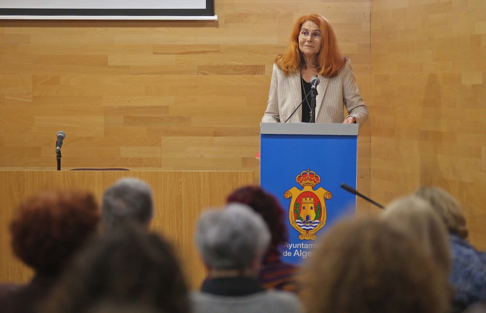 Fotos de la presentación del libro  'Emociones a Contraluz' del grupo literario Infusiónate en Algeciras
