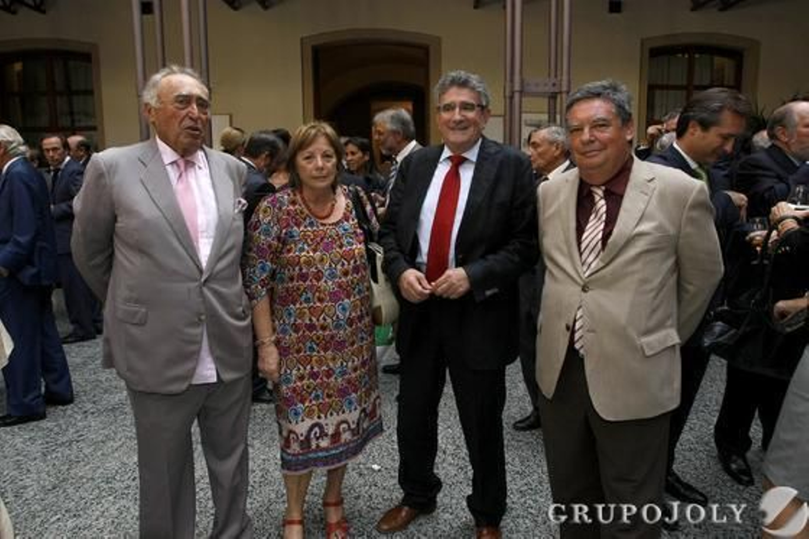 El empresario Antonio Blázquez; el parlamentario Luis Pizarro; su esposa, Elena Ruiz; y el director de comunicación de Navantia, Jesús Alfaro.

Foto: Julio Gonzalez-Joaquin Pino-Jose Braza