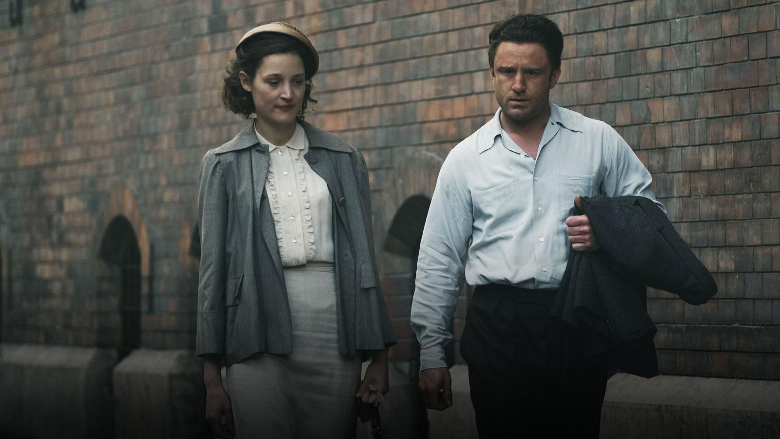 Vicky Krieps y Ben Foster en 'El superviviente de Auschwitz'.