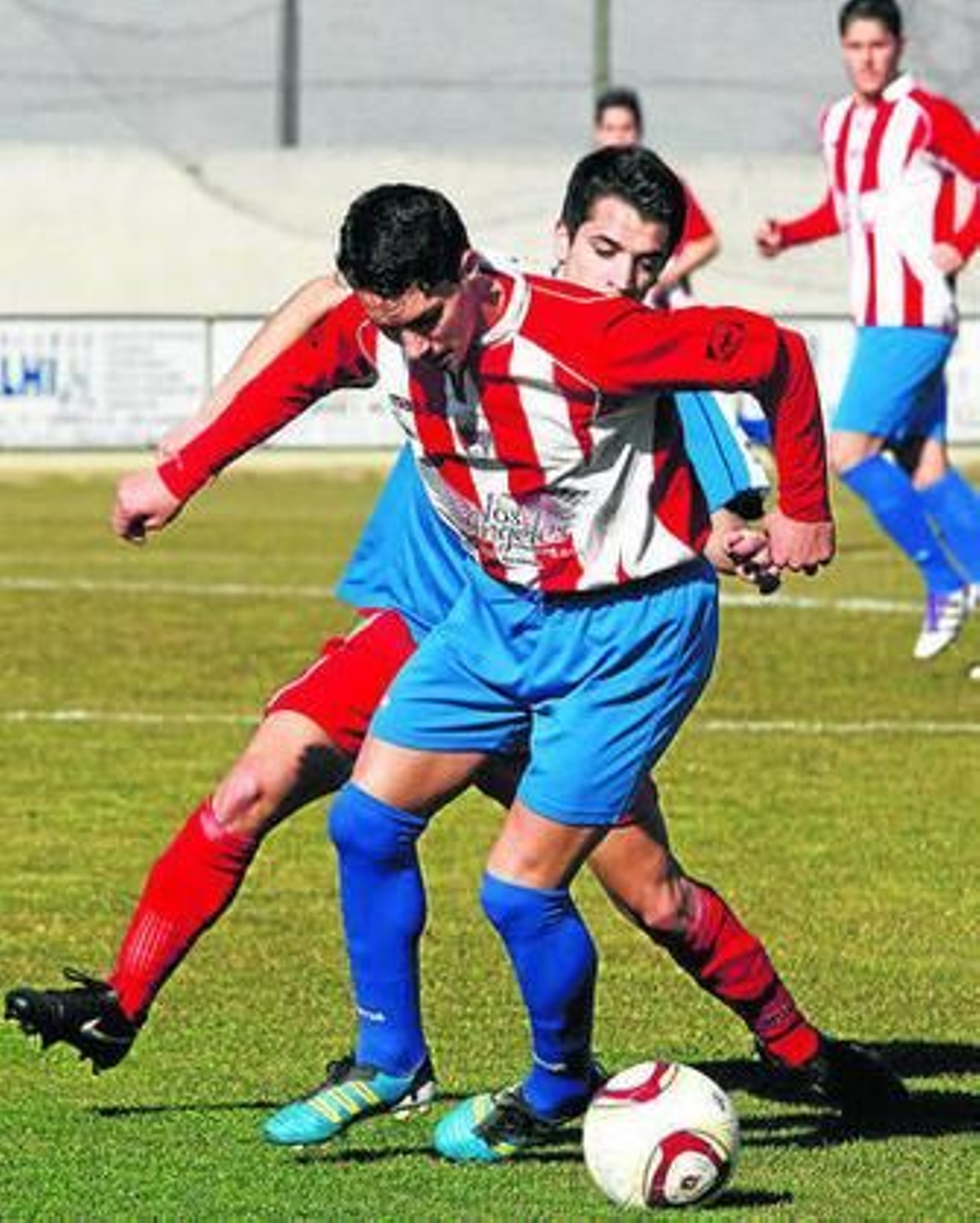El armillero Israel protege el cuero ante un jugador de El Palo. El armillero Israel protege el cuero ante un jugador de El Palo.