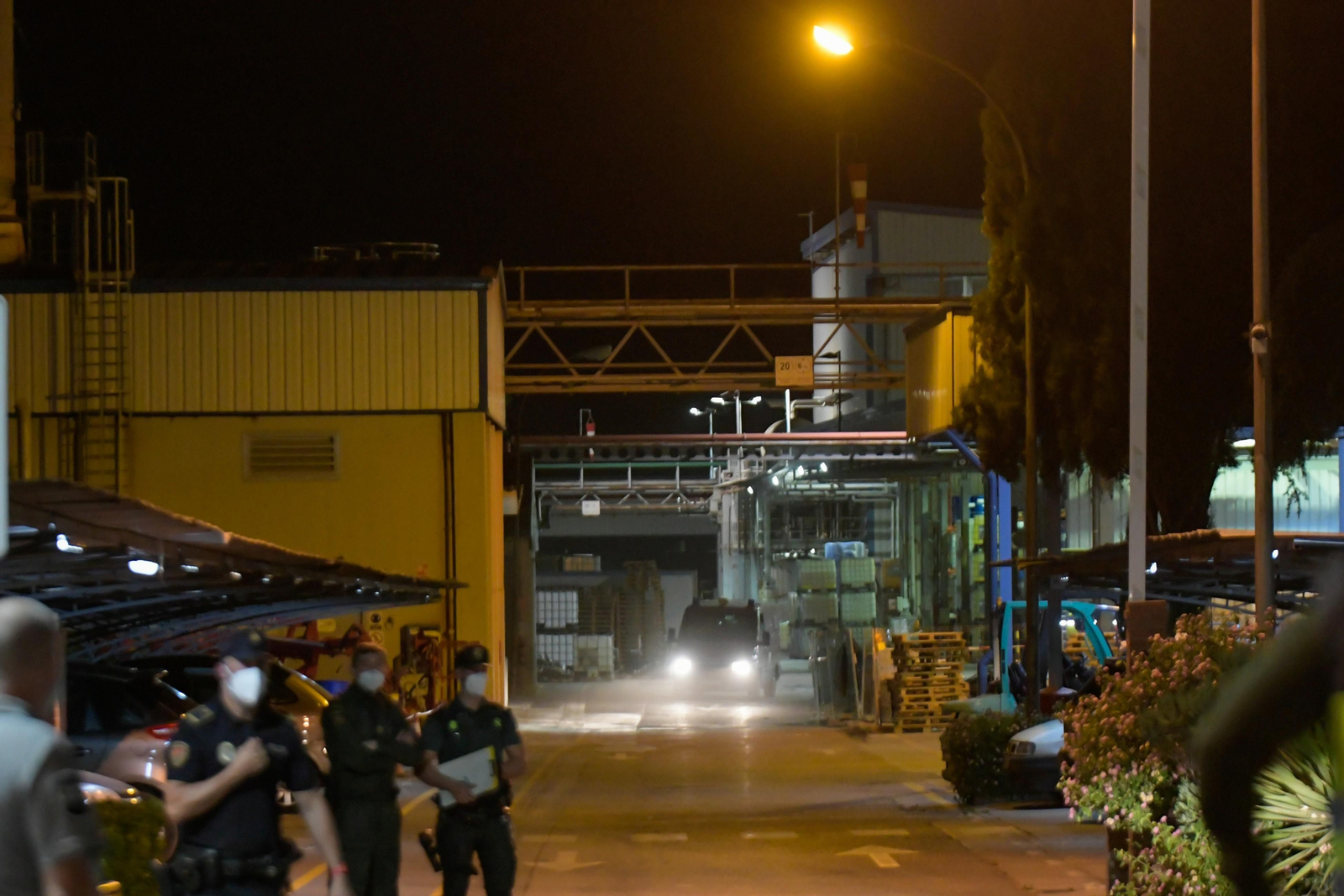 La deflagración registrada en una fábrica de perfumes de Armilla, en imágenes