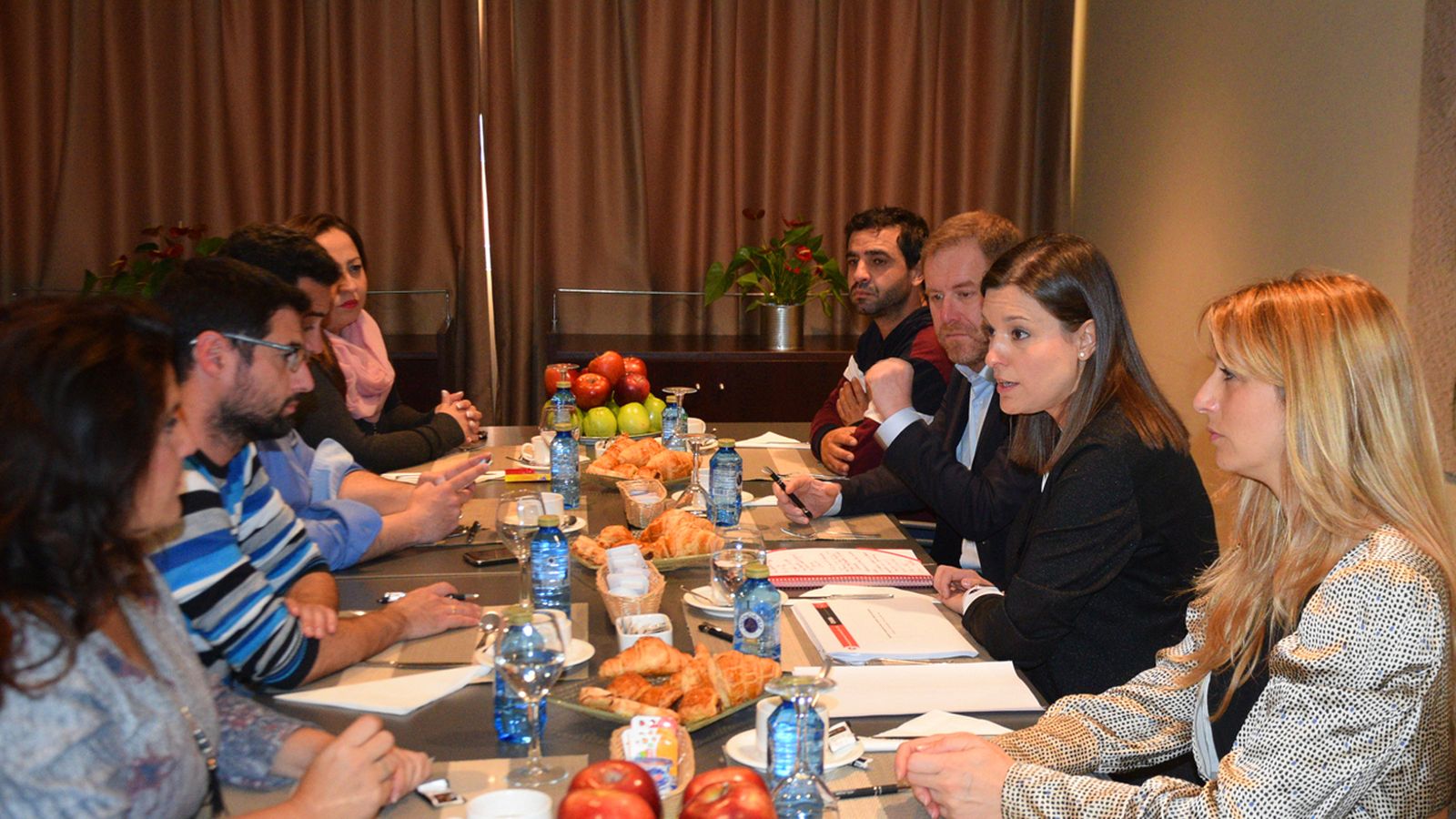 Cavada, acompañada de varios miembros del gobierno municipal, durante el desayuno informativo.