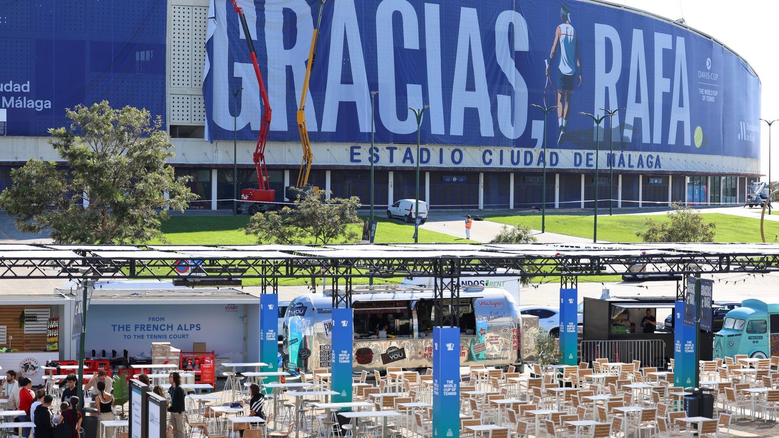 La pancarta de homenaje a Rafa Nadal en el Ciudad de Málaga, en imágenes