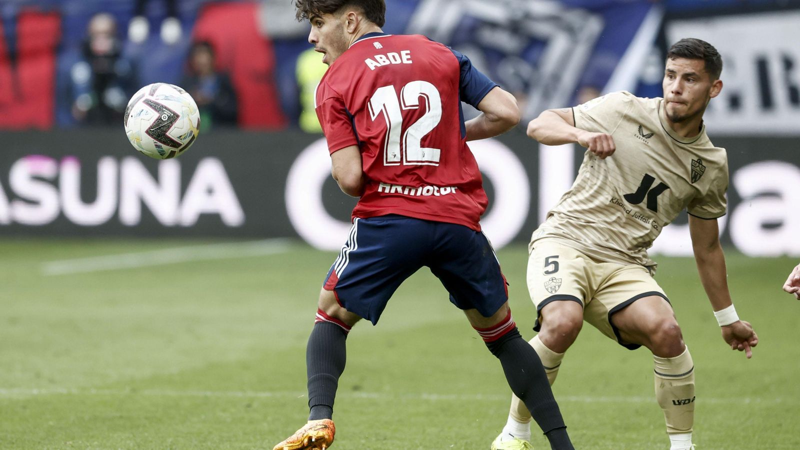 Lucas Robertone y Ez Abde luchan por un balón en el encuentro del pasado curso en El Sadar.