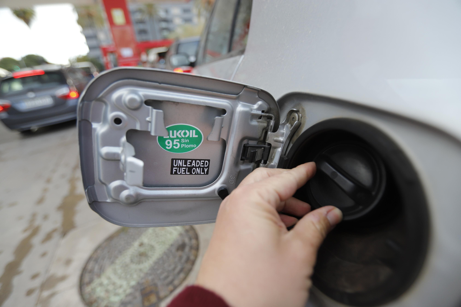 Imágenes de las gasolineras con el descuento de 20 céntimos del Gobierno en el combustible