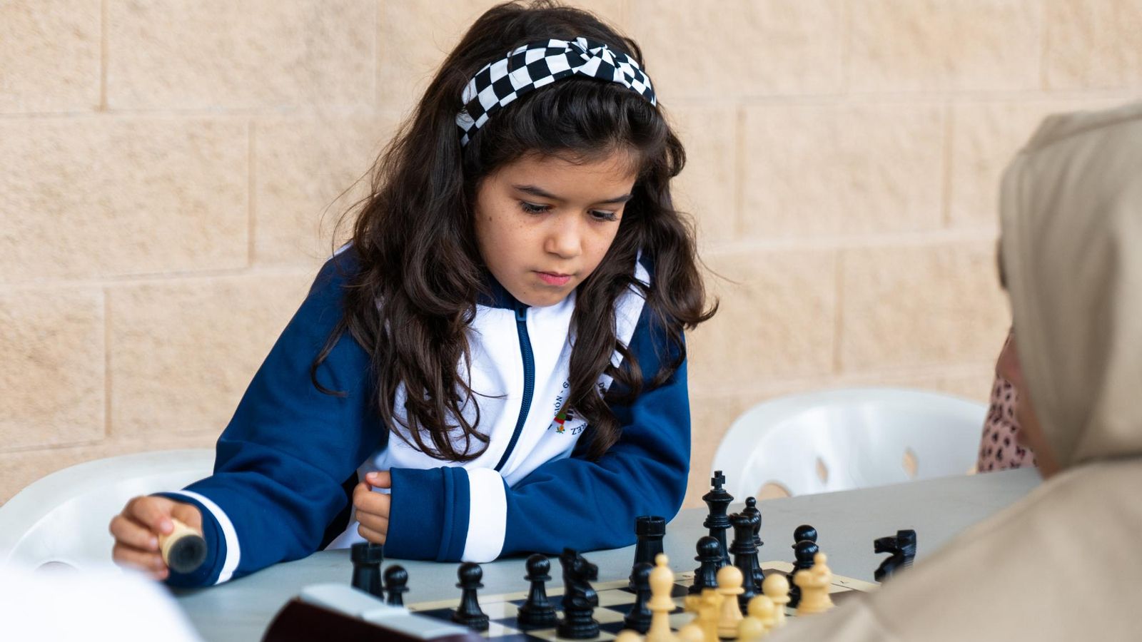 Una joven promesa jugando la partida de ajedrez.