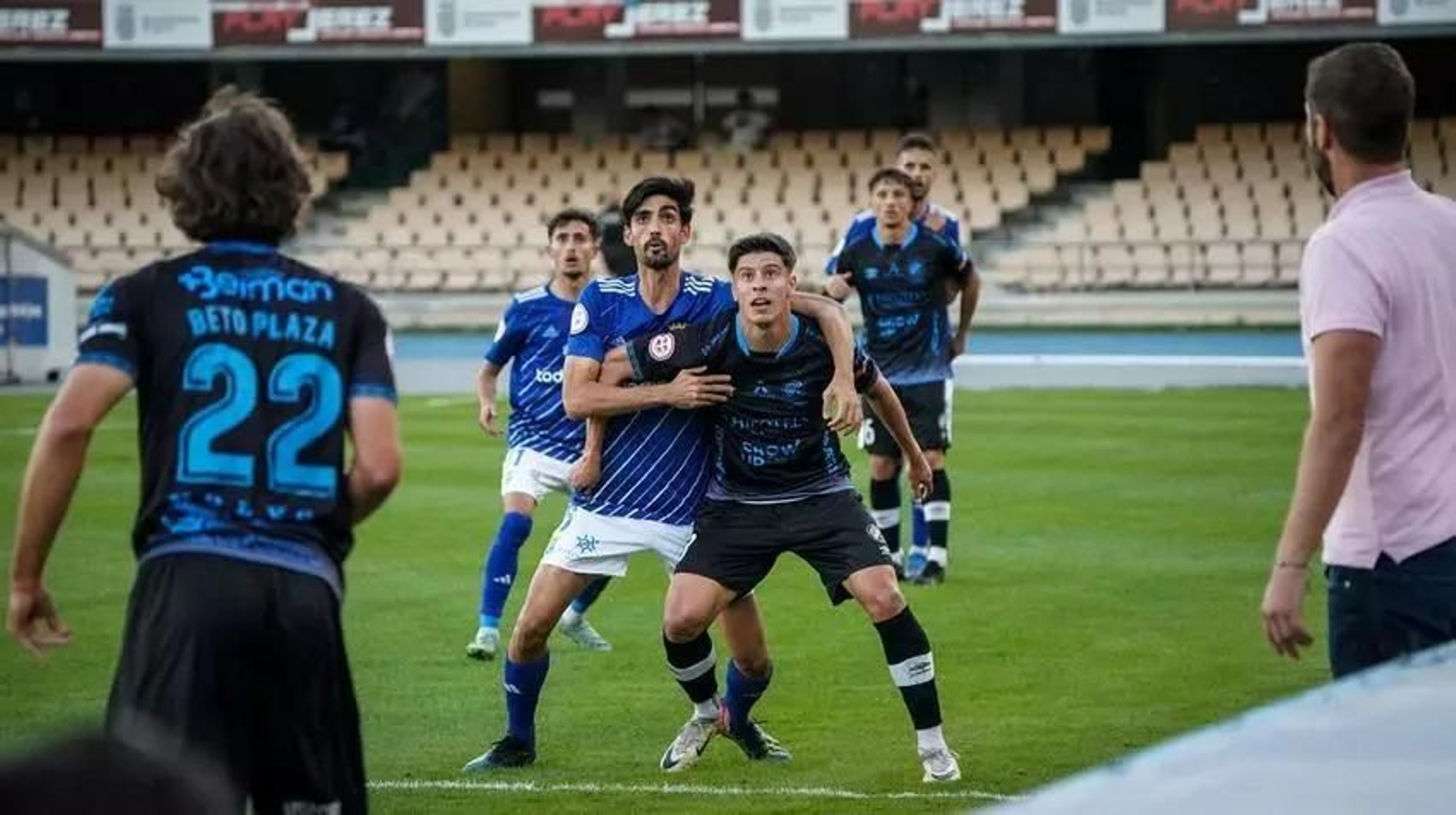Reina y Teté se agarran en una acción del derbi de la pasada temporada que ganó el Xerez DFC al Xerez CD por 1-2.