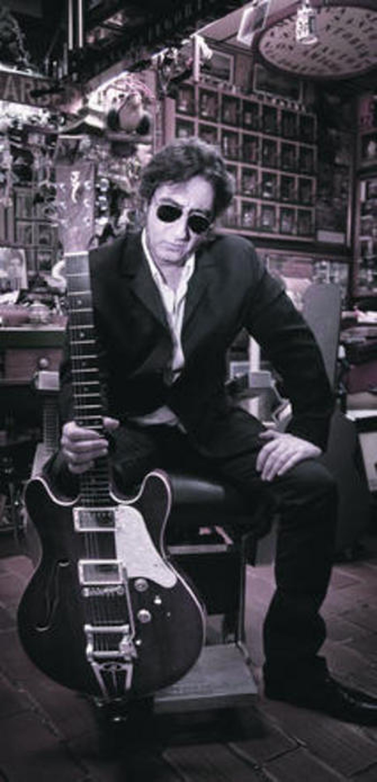 Andrés Herrera 'Pájaro' en la barbería de Don Curro.