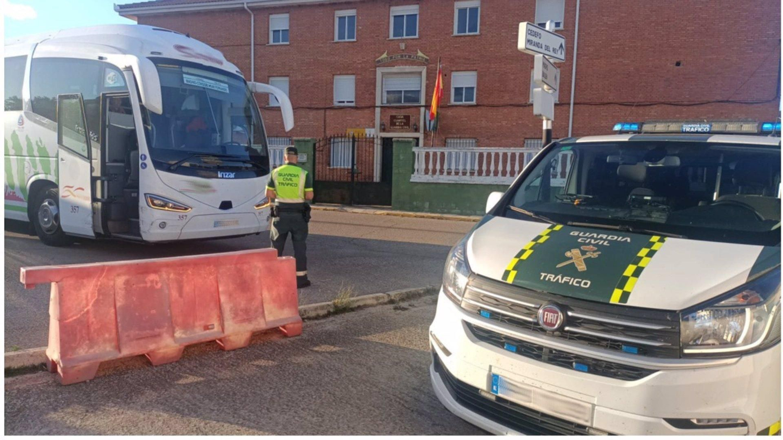 Un agente de la Guardia Civil junto al autobús. Un agente de la Guardia Civil junto al autobús.