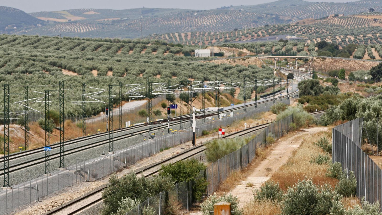 Paisaje ferroviario del AVE de Granada, cerca de la estación de Tocón, donde un tren Avant se quedó parado por falta de alimentación en las catenarias Paisaje ferroviario del AVE de Granada, cerca de la estación de Tocón, donde un tren Avant se quedó parado por falta de alimentación en las catenarias