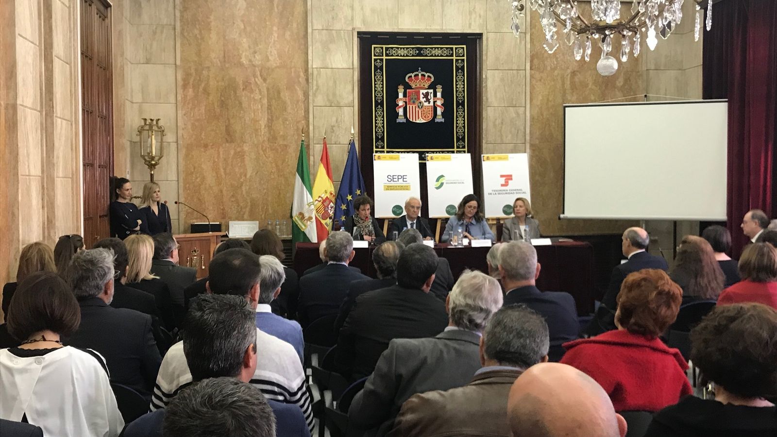 El acto conmemorativo estuvo repleto de autoridades y trabajadores de la Seguridad Social.