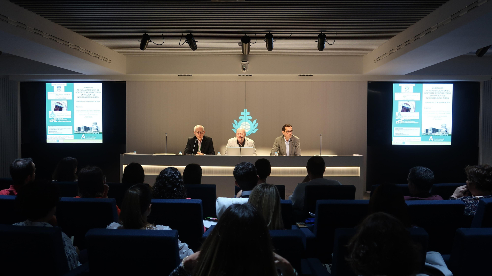 El jefe de servicio de neumología del Clínico San Cecilio, Manuel Gallardo, el doctor Francisco Jerez, y el director-gerente de los centros de la Orden de San Juan de Dios en Granada, José Luis Castellar