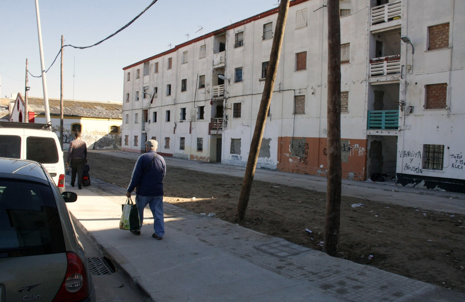 Una imagen de la barriada de José Antonio, con el primer bloque ya derribado. Una imagen de la barriada de José Antonio, con el primer bloque ya derribado.