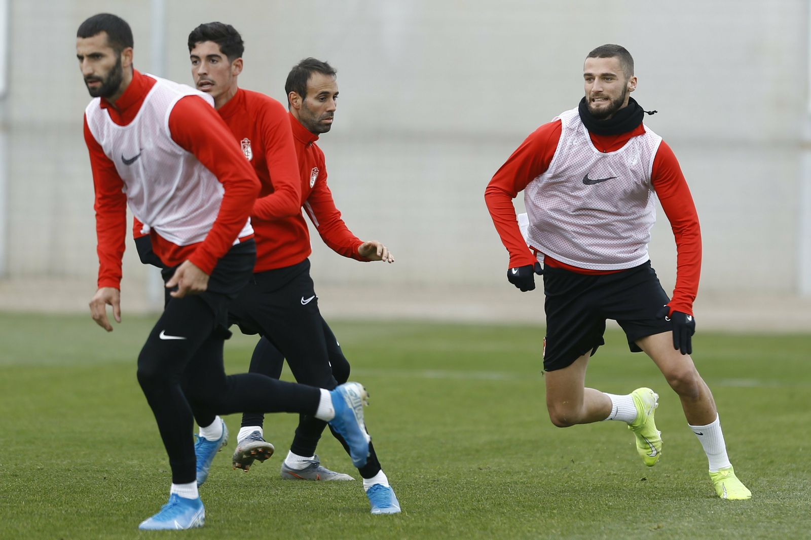 Víctor Díaz, que se reintegró en el grupo, persigue a Domingos Duarte.