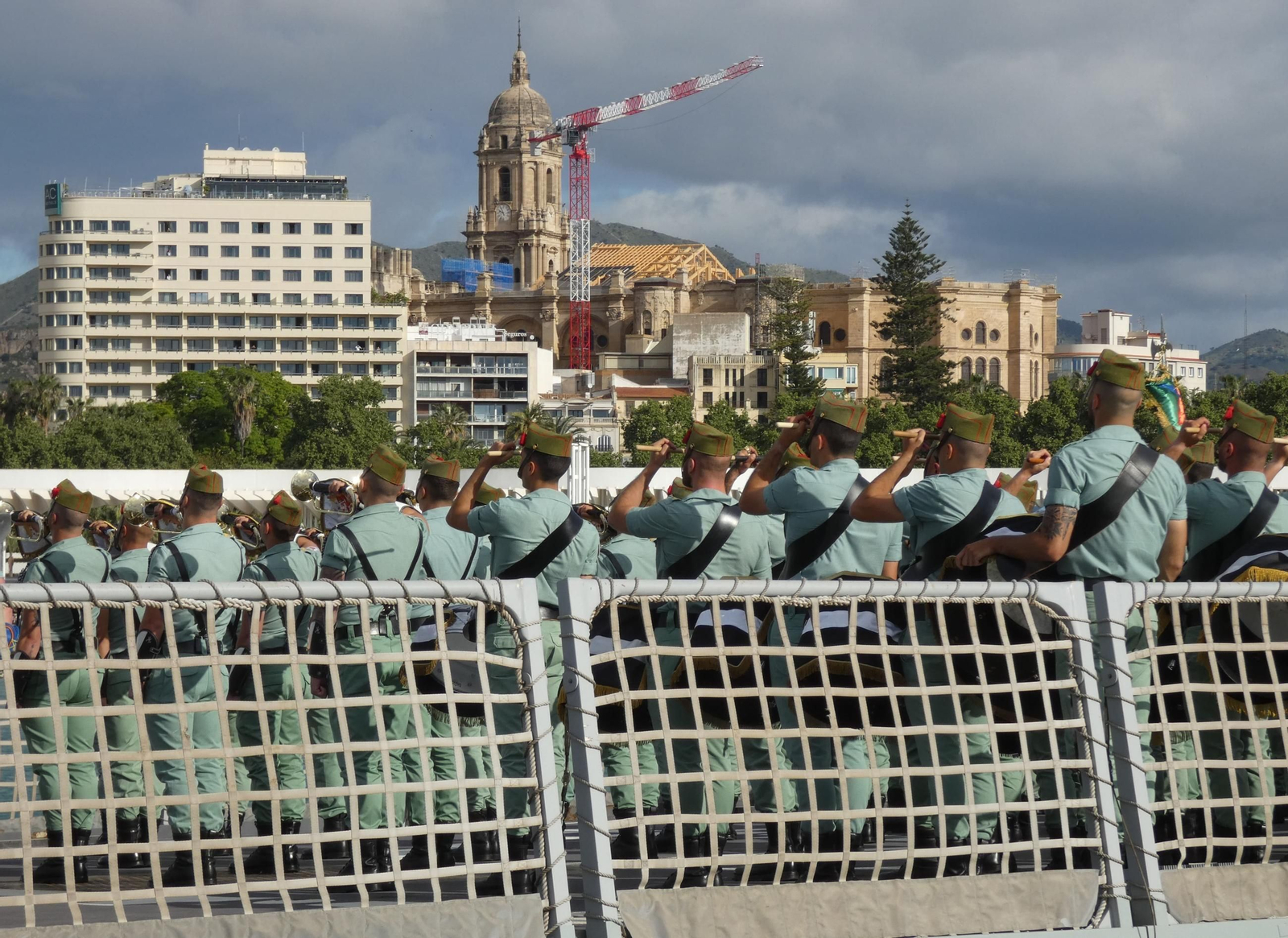 El desembarco de la Legión en el puerto de Málaga este Jueves Santo, en fotos