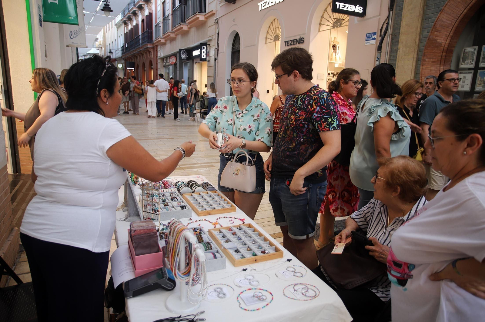 Imágenes de Huelva en blanco y azul, la noche del comercio