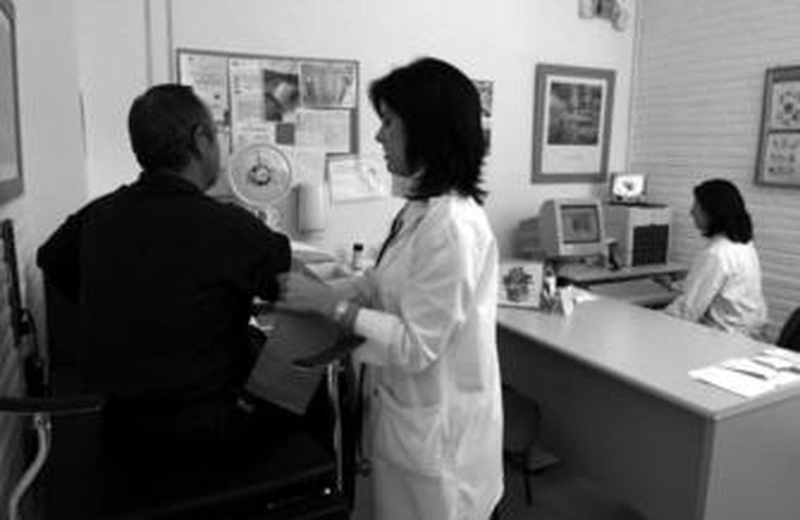 Un estudio analiza la migración del colectivo de enfermeros en Granada desde Atención Especializada a Primaria.