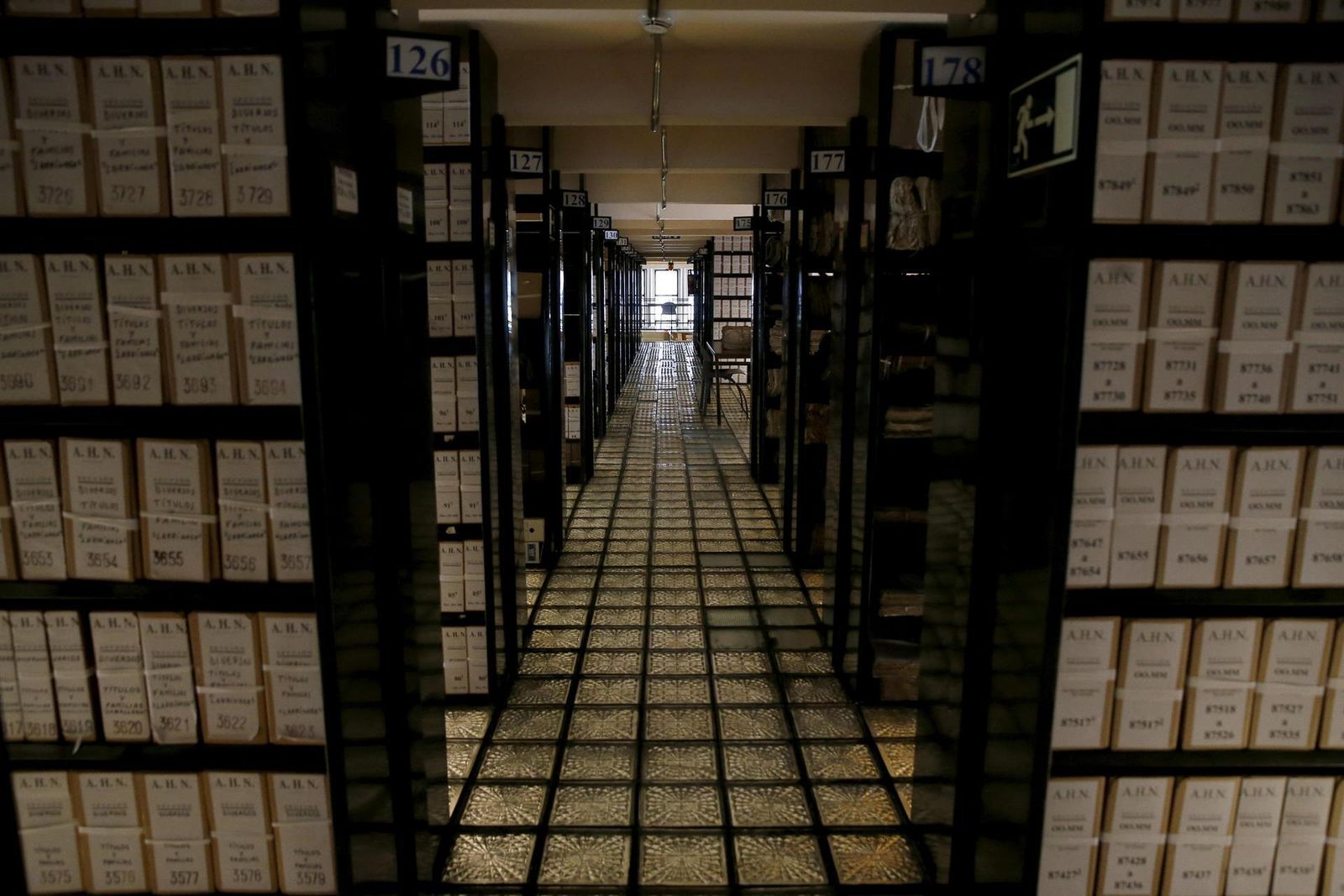 Pergaminos, fotografías y sellos de cera medievales son algunos de los documentos que alberga el Archivo Histórico Nacional