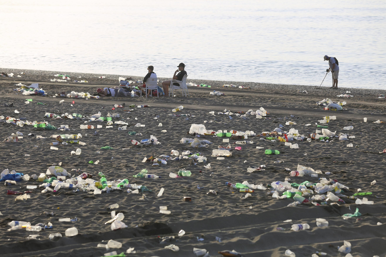 Las fotos de la basura en las playas de Málaga tras San Juan