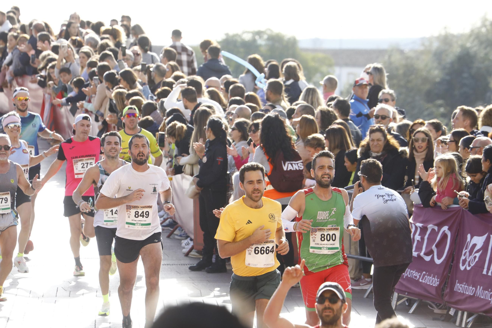 La gloria de cruzar la Puerta del Puente: las fotos de la línea de meta de la Media Maratón de Córdoba 2024