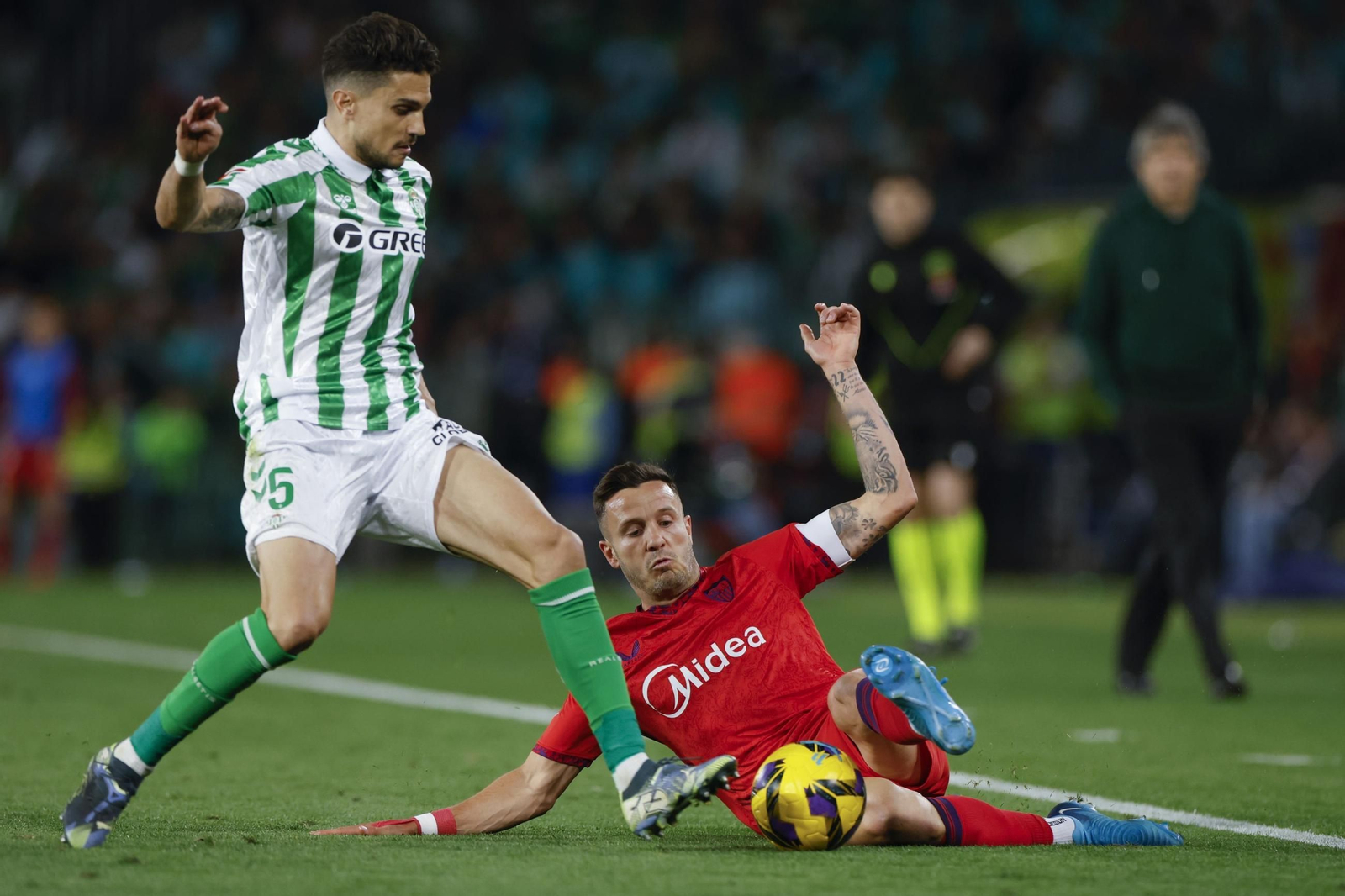 Las fotos del pobrísimo paso de Saúl Ñíguez por el Sevilla