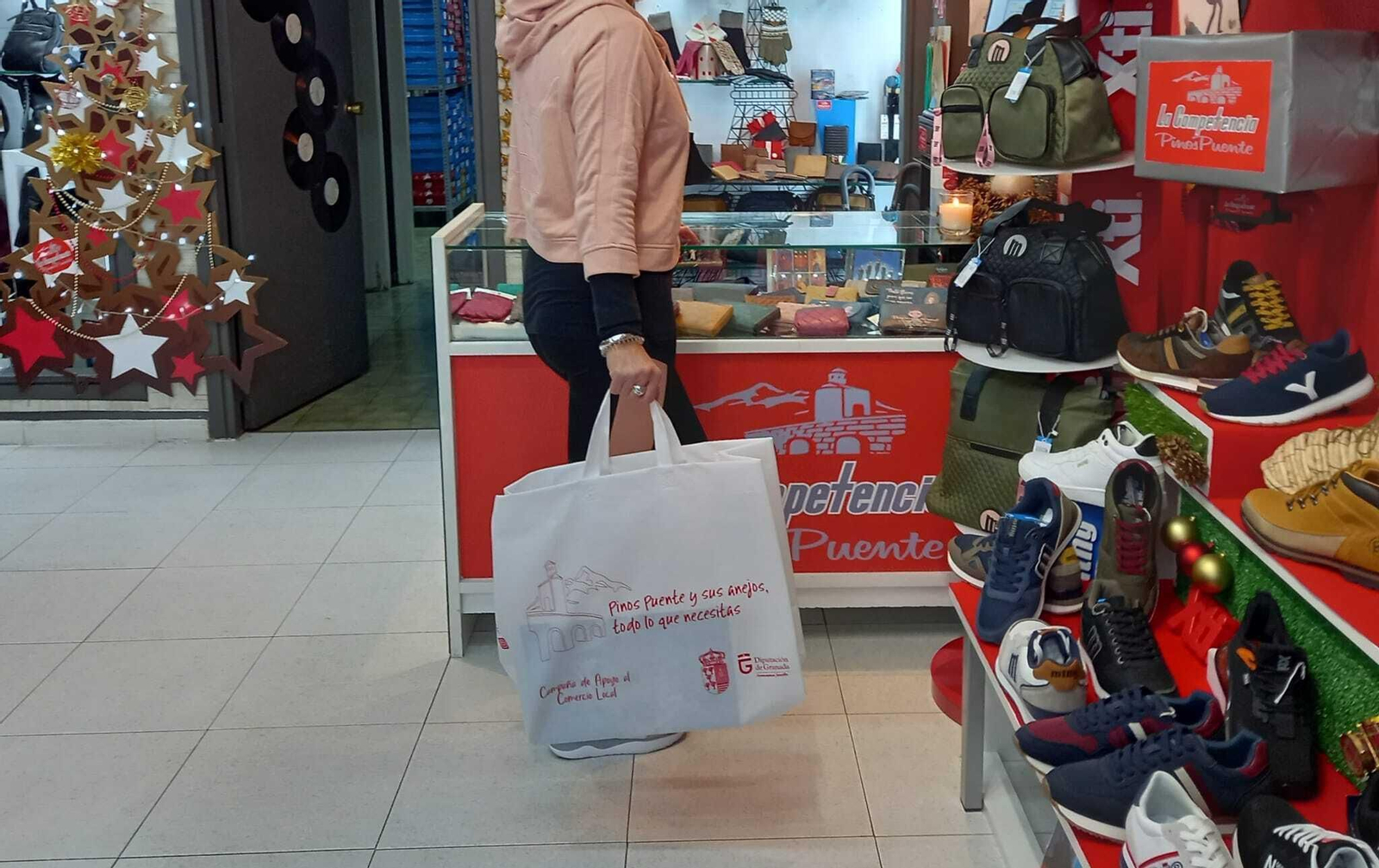 Bolsas publicitarias de la campaña a favor del comercio local en Pinos Puente