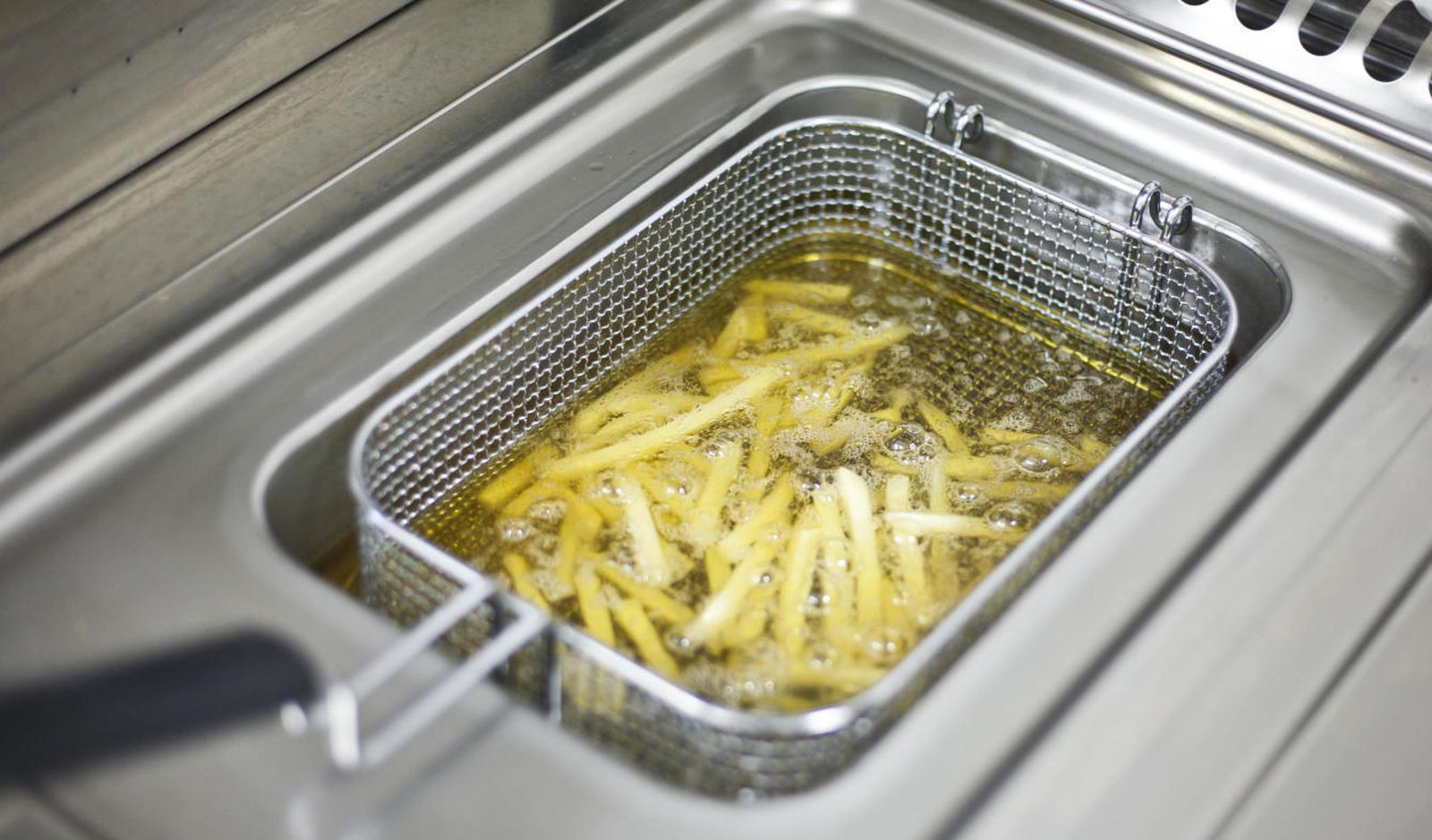 Cuando se fríen las patatas, el aceite debe estar a unos 120 grados.