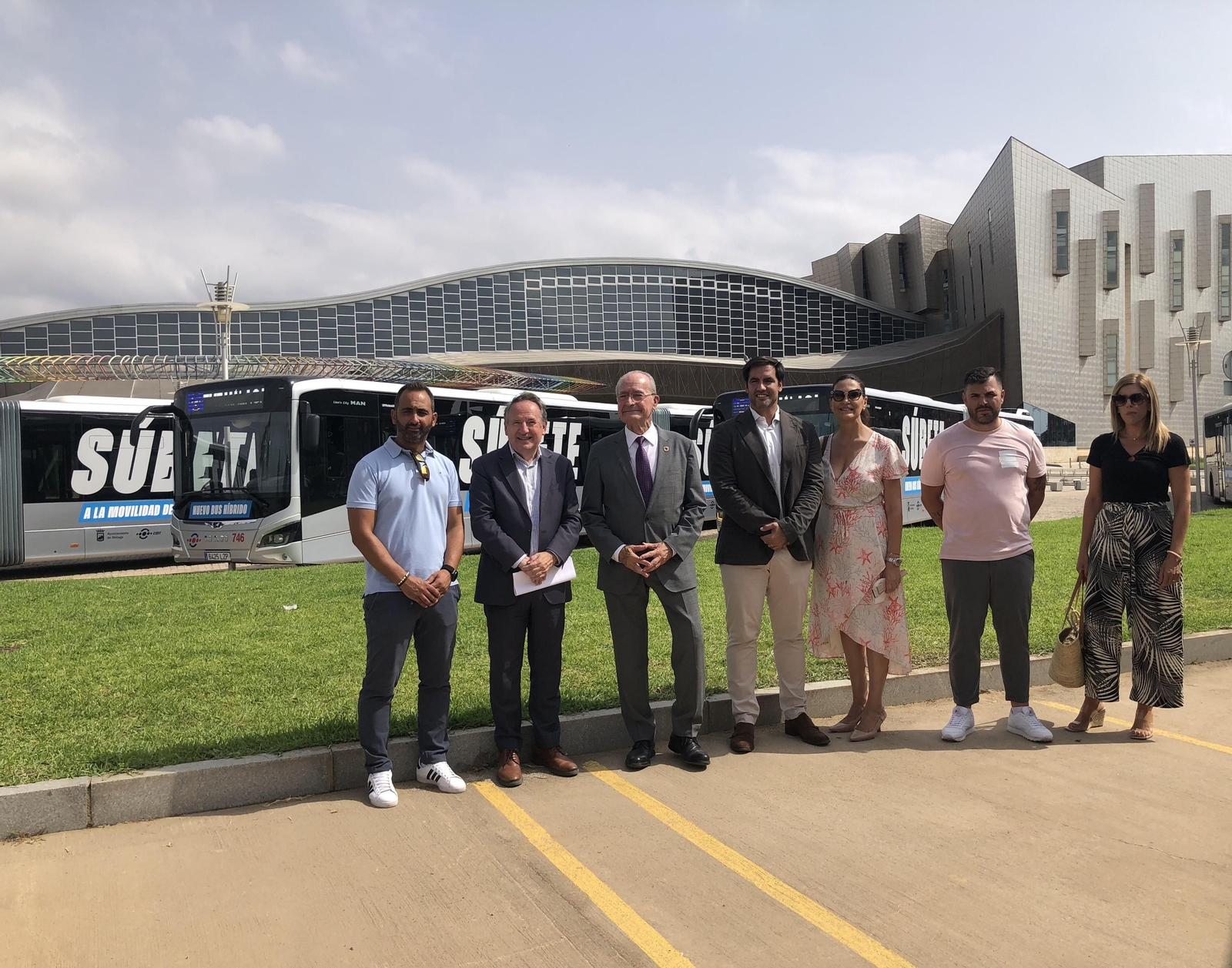 El alcalde de Málaga, Francisco de la Torre, presenta las nuevas tarifas y los autobuses que se incorporarán a la flota de la EMT este mes.