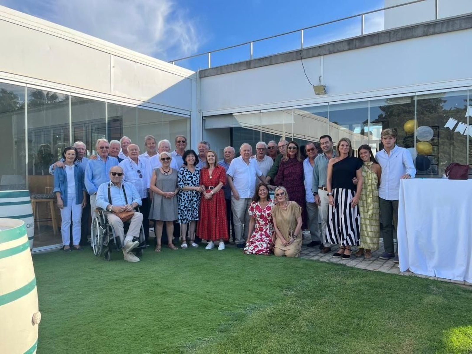El anfitrión Juan Antonio Lamet Dornaleteche con el grupo de familiares y amigos durante la celebración de los 80 cumpleaños en Villanueva Golf, en Puerto Real.