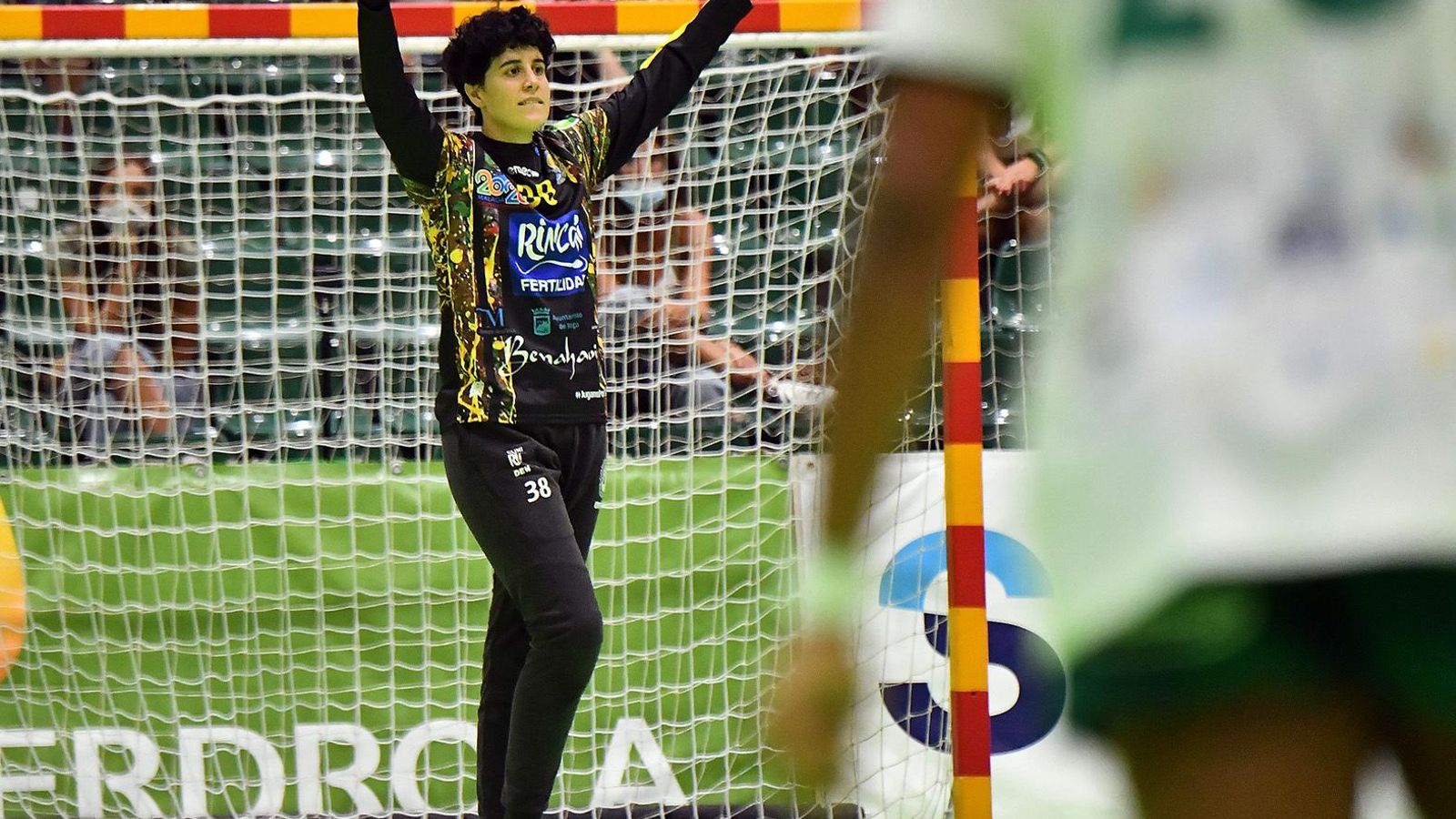 Merche Castellanos celebra una parada en la final de la Copa de la Reina. Merche Castellanos celebra una parada en la final de la Copa de la Reina.