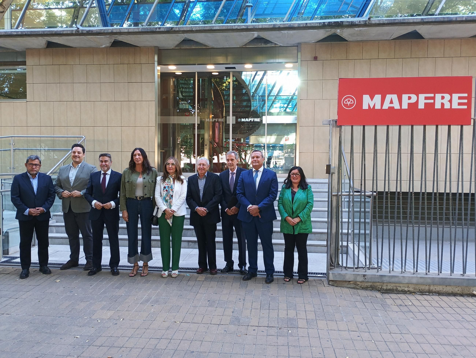 Foto de familia de los participantes de la presentación 'Guía sénior para hacernos cultos digitales: Longevidad y tecnología', frente al auditorio Mapfre de Sevilla.