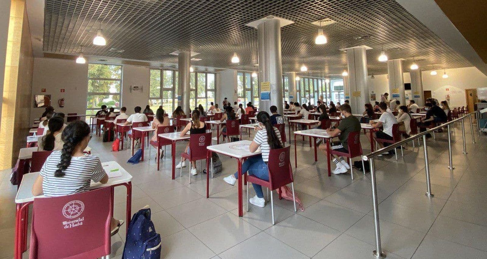 Alumnos se disponen a hacer un examen en una de las sedes de la Universidad de Huelva.