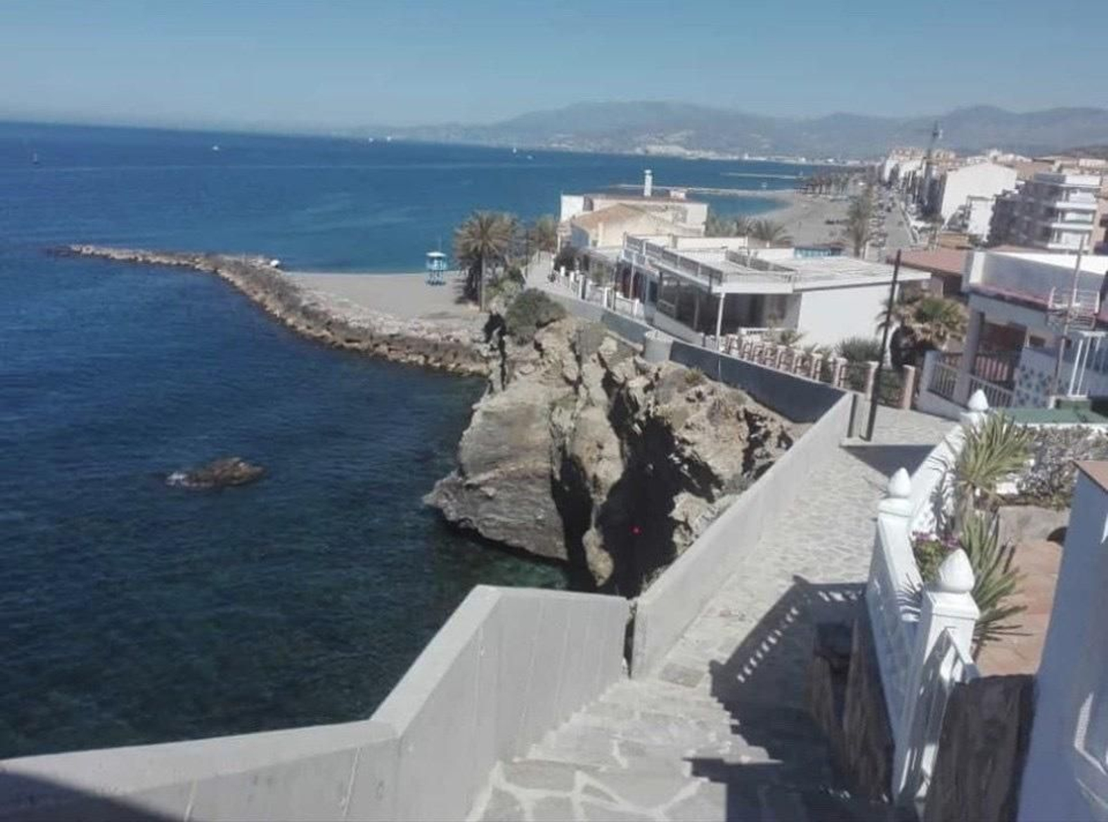 El nuevo paseo en Torrenueva entre el Peñón y la playa de la Joya.