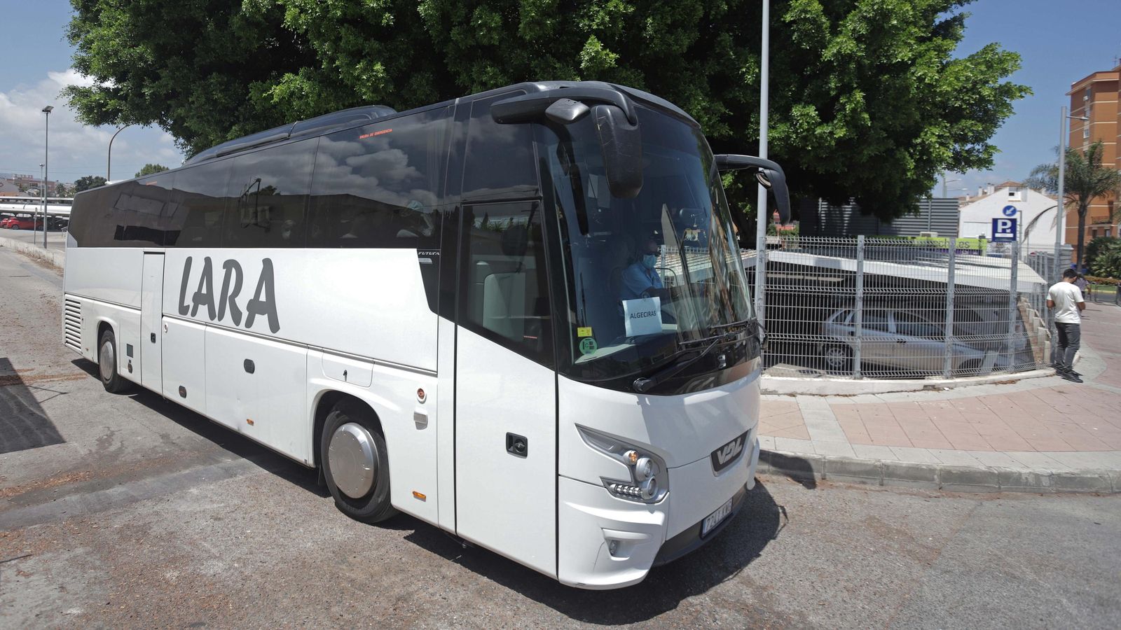 Salida de uno de los autobuses en dirección Málaga Salida de uno de los autobuses en dirección Málaga