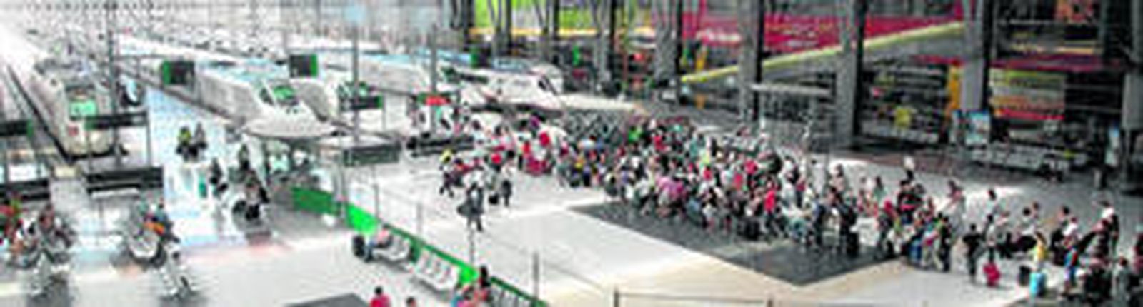 Cientos de pasajeros, en la estación, a la espera de tomar un tren.