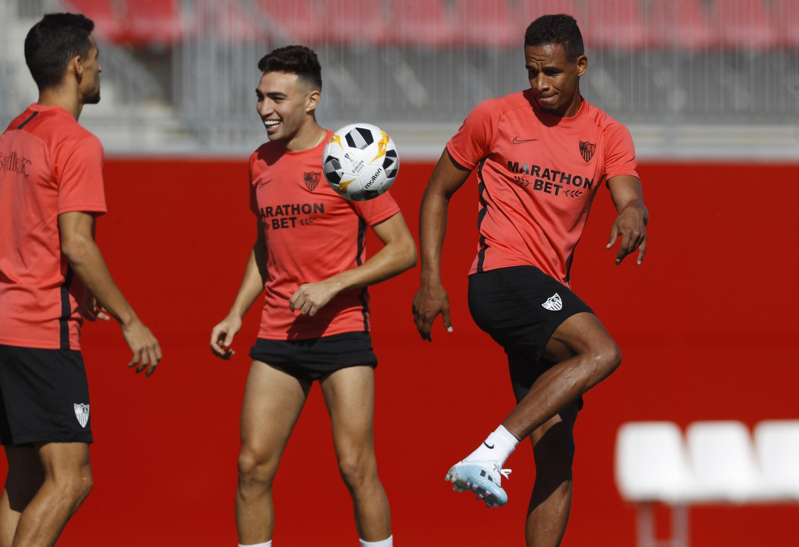 Fernando da toques al balón en la sesión de este martes junto a Jesús Navas y Munir.