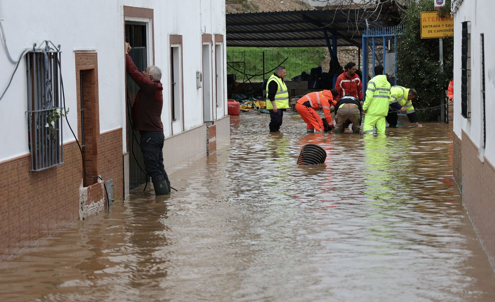 Lora del Río, ante la crecida del Guadalquivir: así lo contiene el muro de defensa