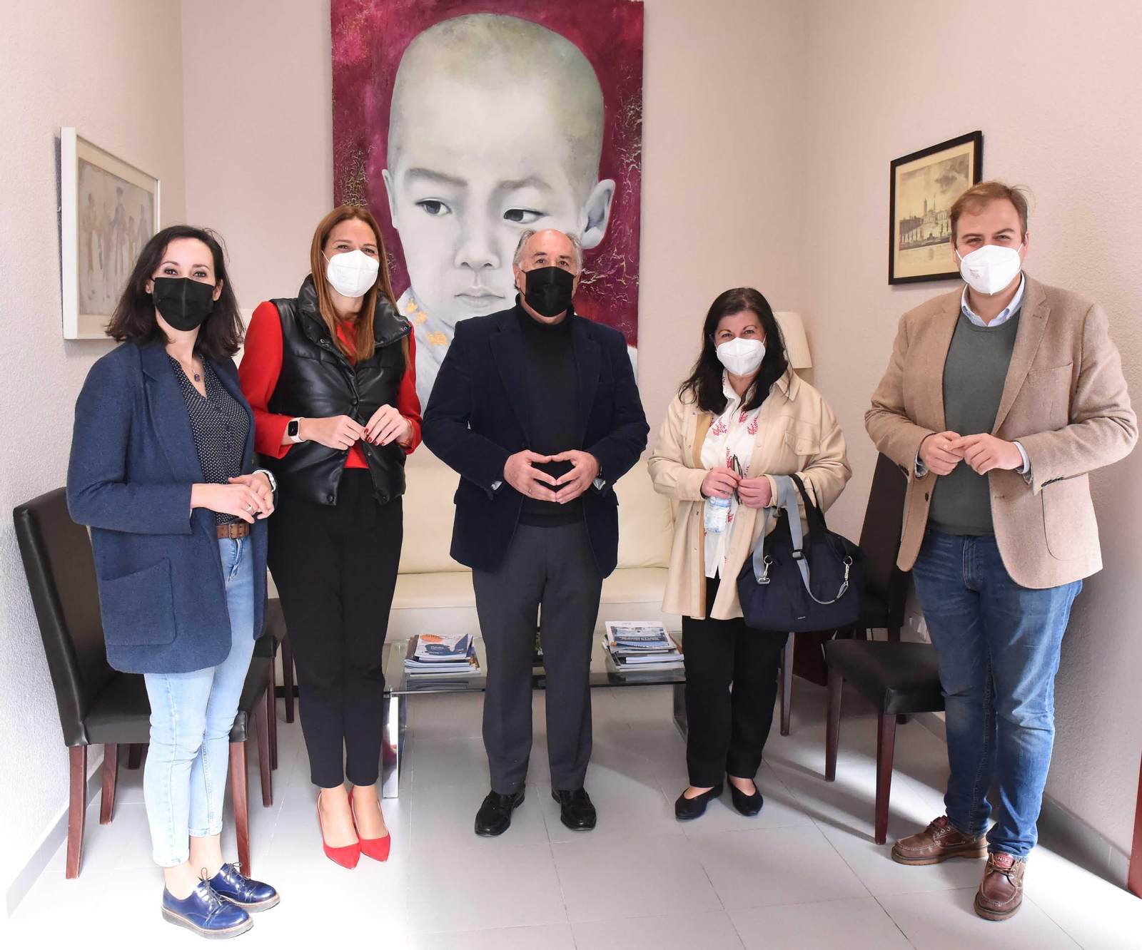 Las autoridades municipales y la directiva de la UNED.