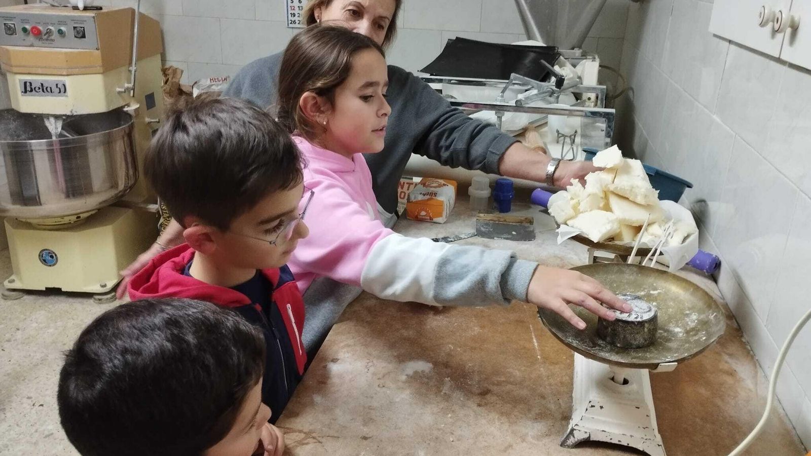 Las medidas son de vital importancia para que el resultado sea exitoso y en la antigua panadería el peso tiene ya tres generaciones