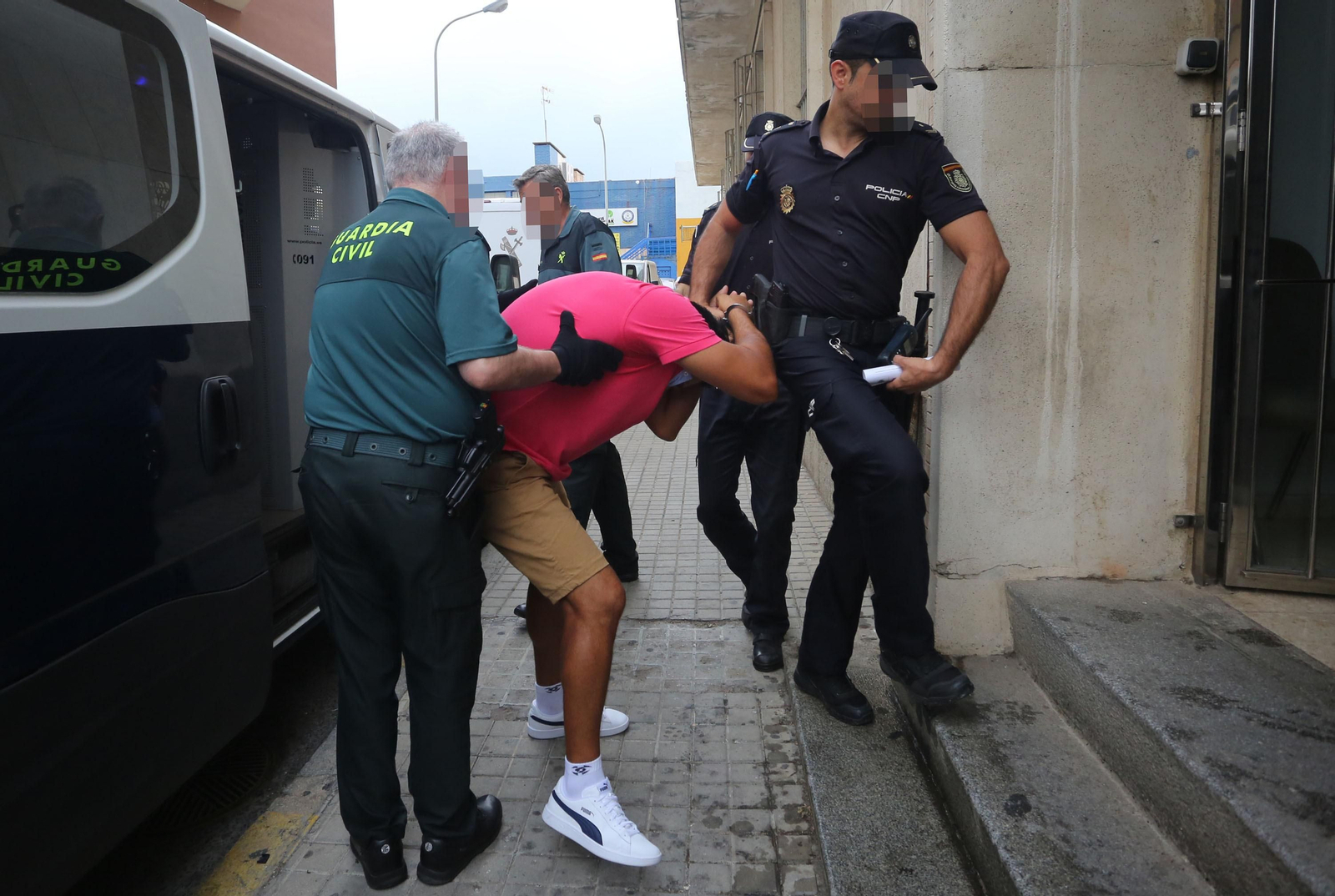 Un momento de la llegada de Fernando C.M. a los juzgados, ayer.