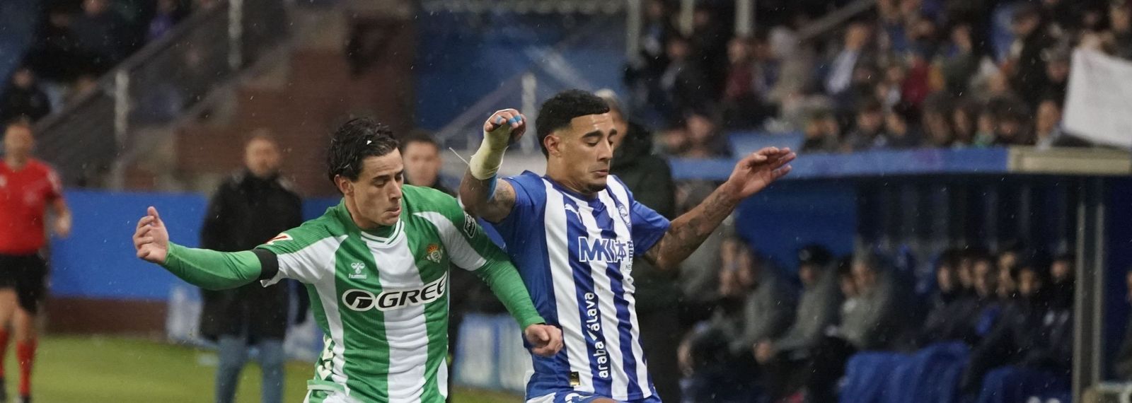 Valentín Gómez pugna por un balón con Protosoni.