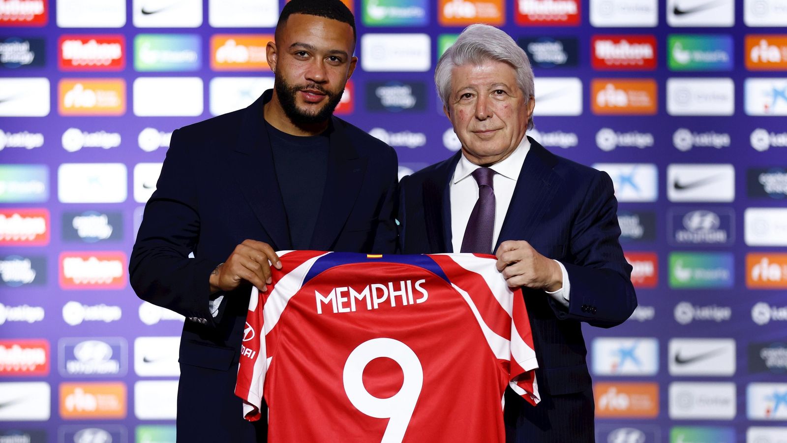 Enrique Cerezo hace unos meses con su reciente fichaje en el Atlético, Memphis