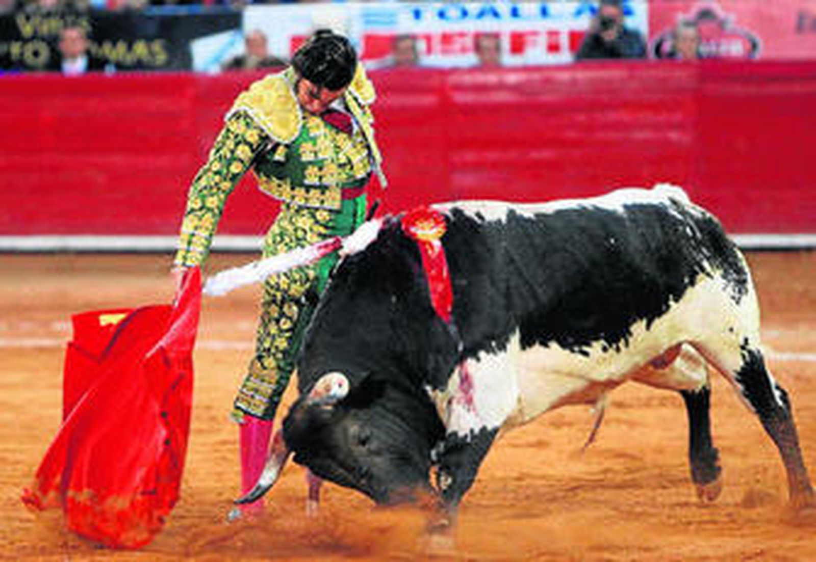 Morante de la Puebla, en un precioso muletazo con la diestra en la plaza de toros México.