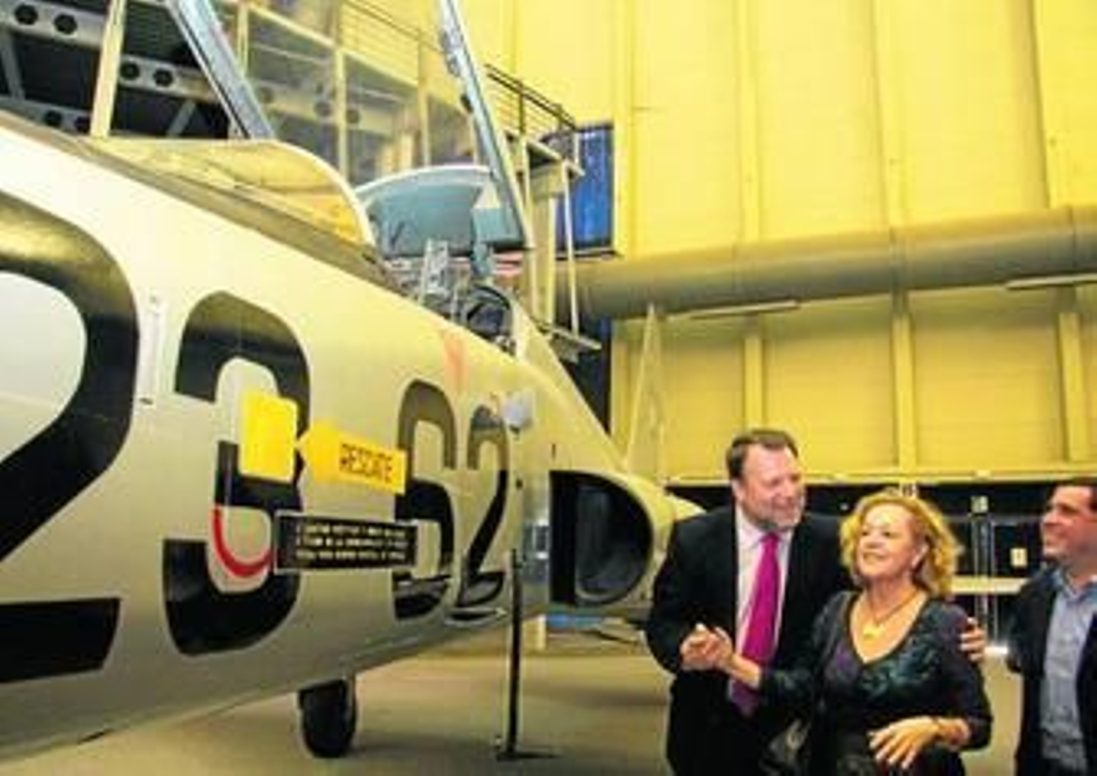 El alcalde, Alfredo Sánchez Monteseirín, junto a la presidenta de Agesa, Carmen Rodríguez Ares, y el delegado de Economía, Carlos Vázquez.