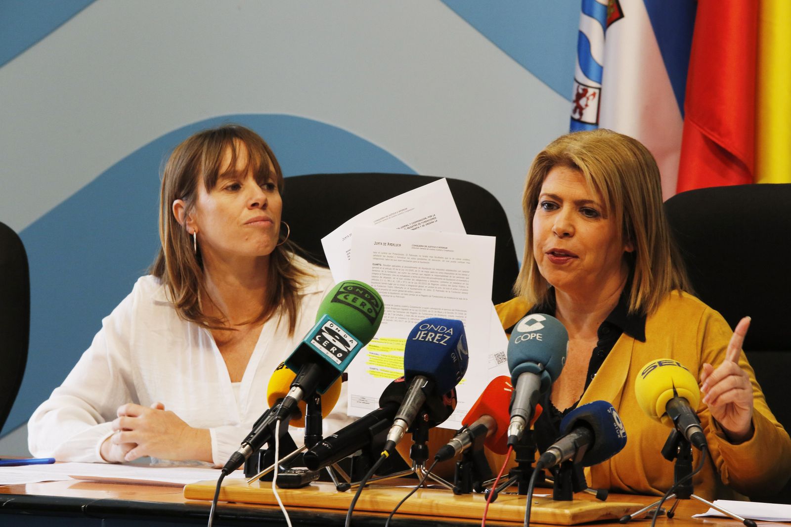 La alcaldesa, Mamen Sánchez, y la delegada de Recursos Humanos, Laura Álvarez, durante una comparecencia pública.