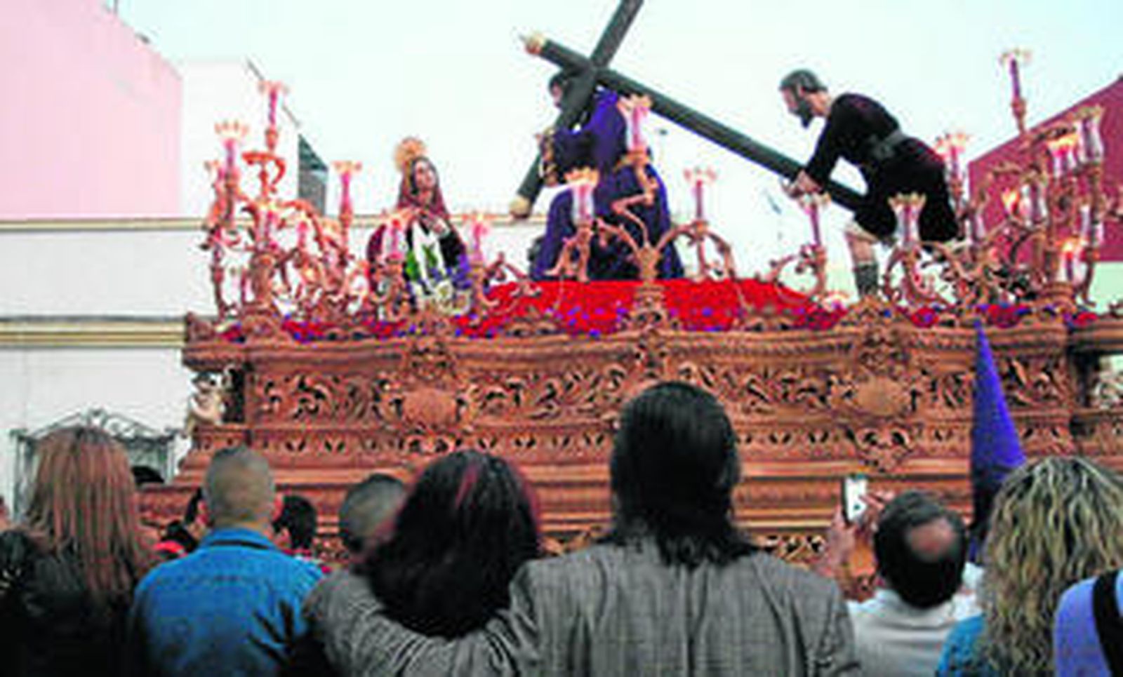Numerosas personas contemplan el paso del Nazareno de San Roque, ayer por la tarde.