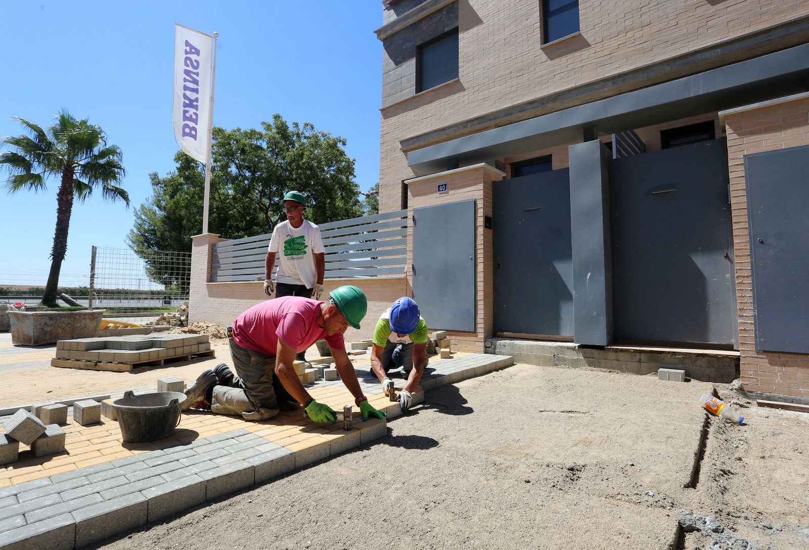 Varios obreros trabajan en la urbanización de un núcleo residencial de la constructora Bekinsa en Marismas del Polvorín.