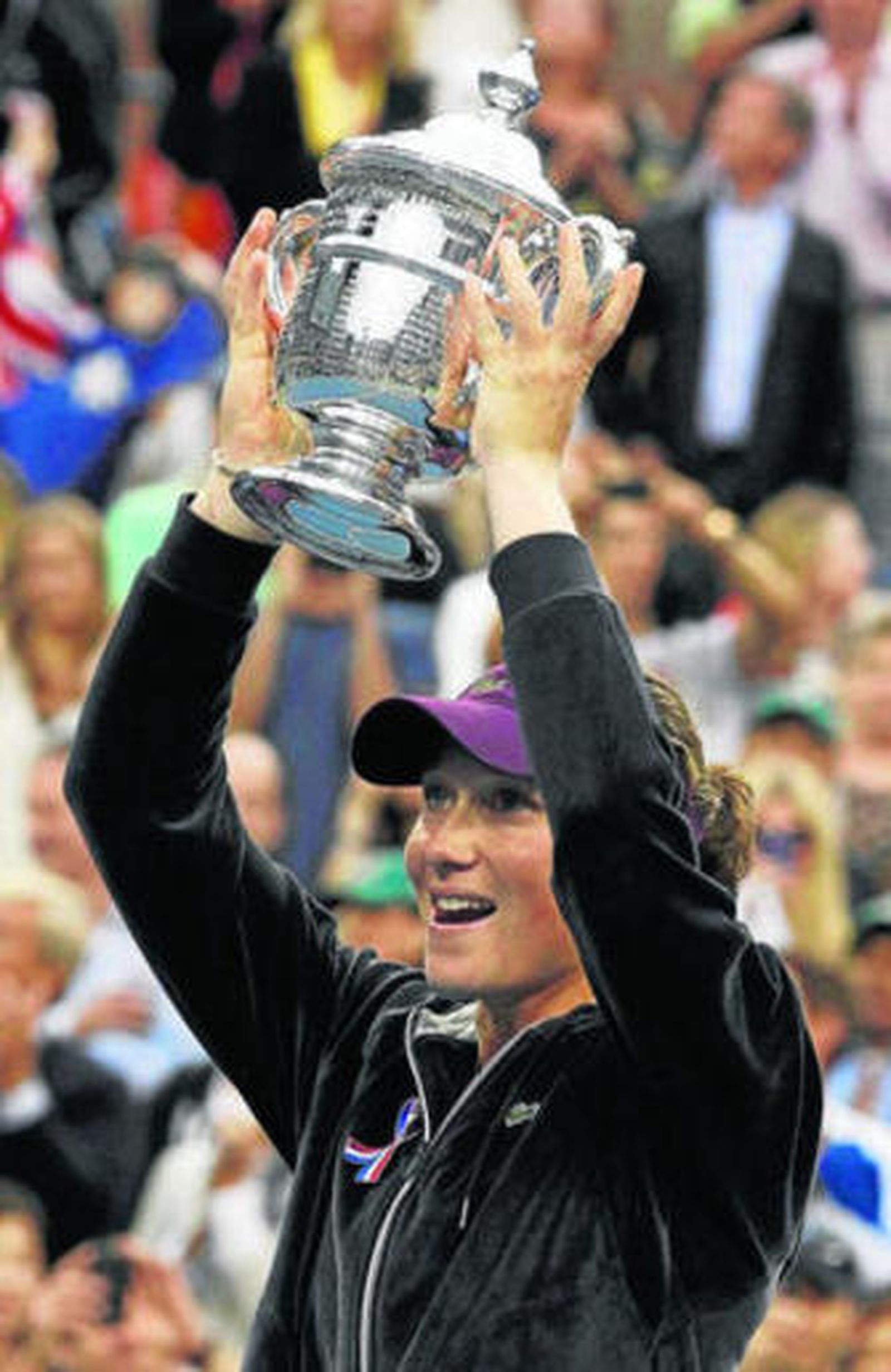 Stosur alza el trofeo conquistado en Nueva York.