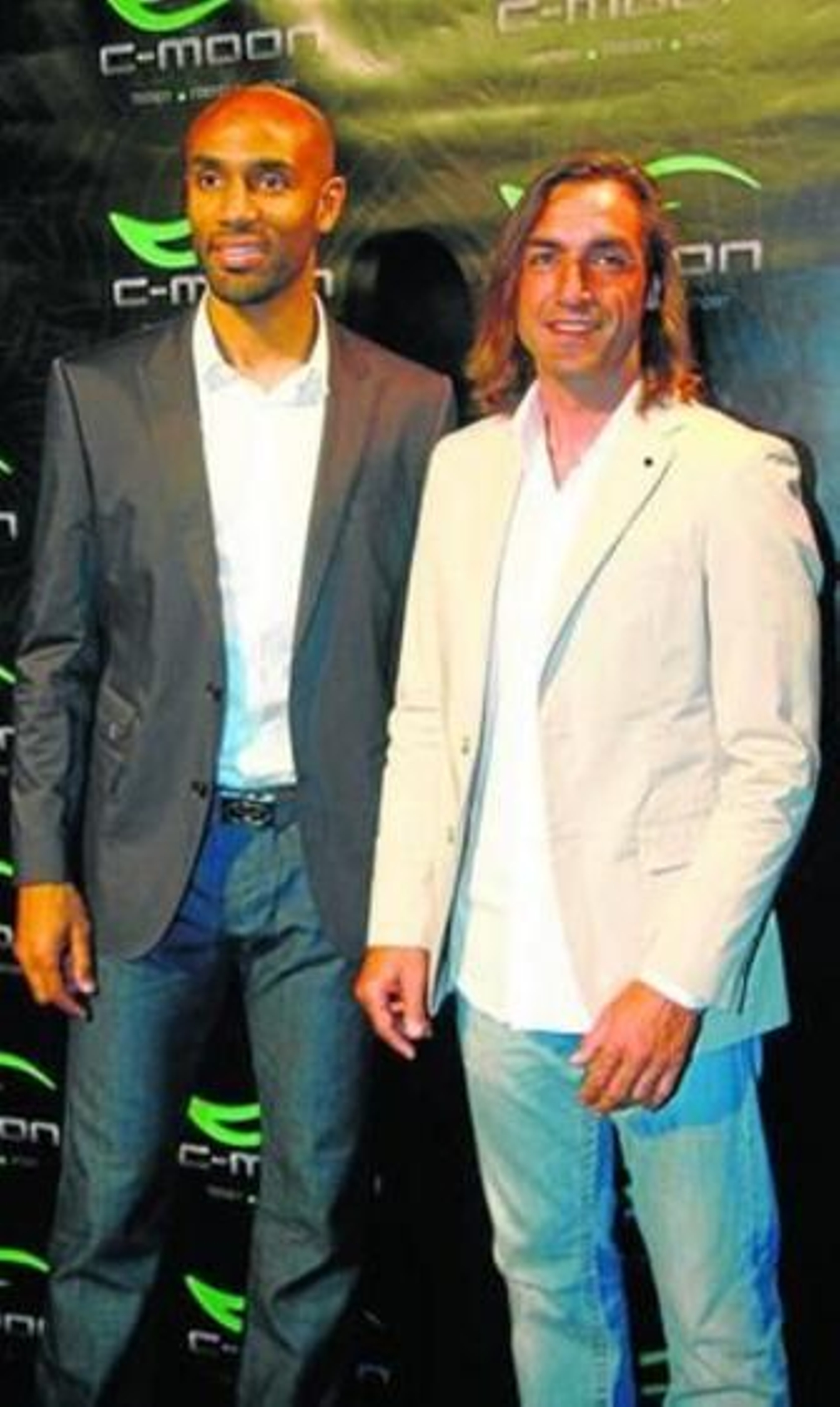 Kanoute, junto a Javi Navarro en una foto reciente.